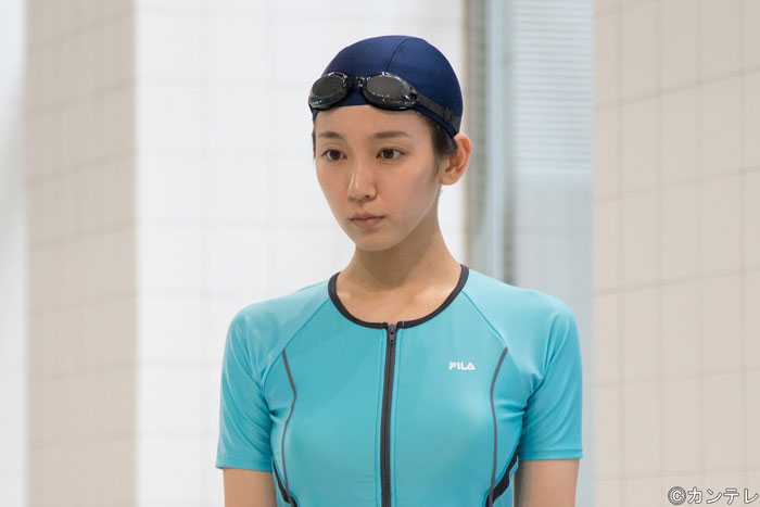 吉岡里帆、初のスポーツ水着で飛び込み“バシャーン”「おでこが痛い」