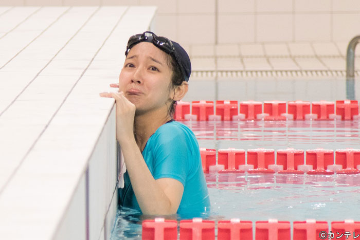 吉岡里帆、初のスポーツ水着で飛び込み“バシャーン”「おでこが痛い」