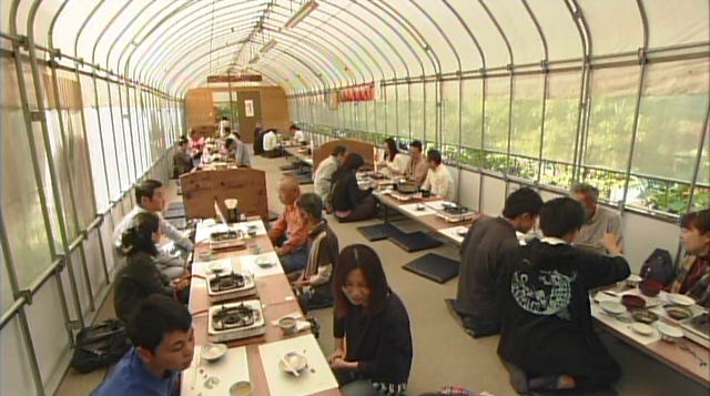 マツタケ王国長野県では、掘っ建て小屋でマツタケをバクバク食べる？