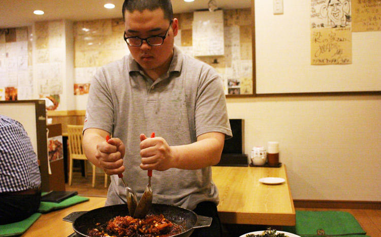 海鮮チヂミに父子の感動秘話！ 20歳の店長が受け継ぐ老舗韓国料理店の味