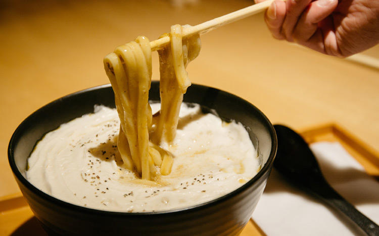 恵比寿の本格派蕎麦屋が作る”カレーうどん”が白い理由