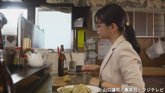 「ホルモン天ぷら」は客自らが包丁で切り分ける