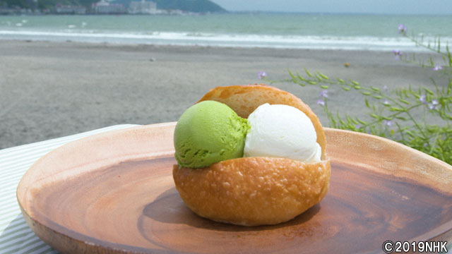 夏の江ノ島海岸で「ジェラートパン」