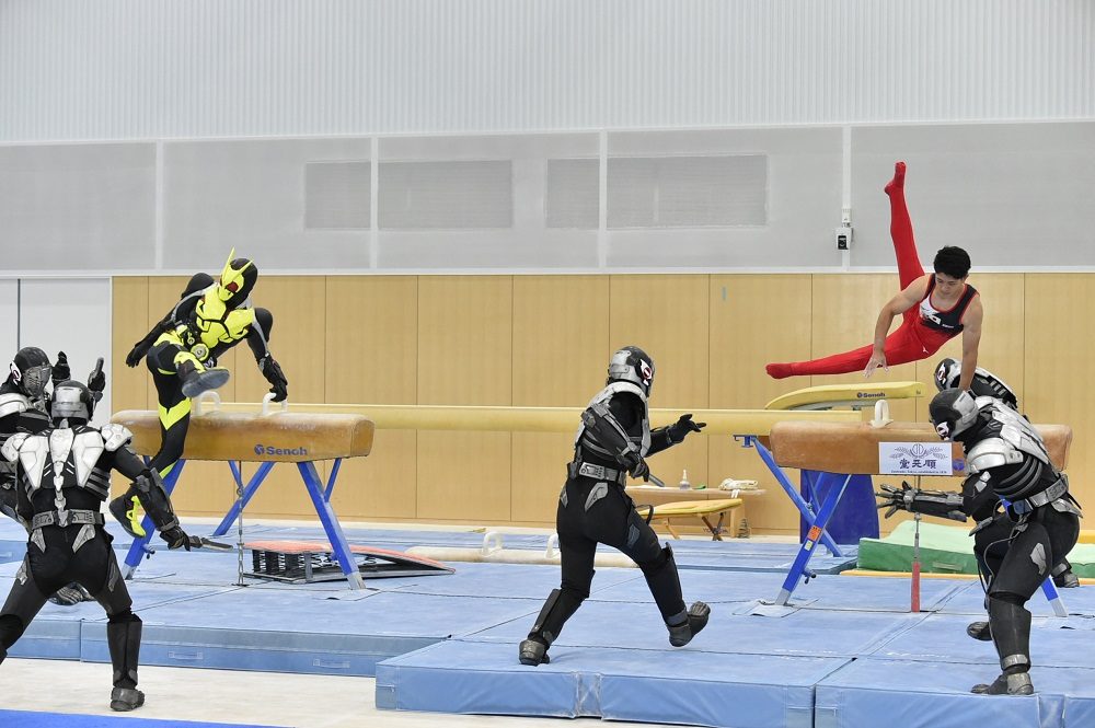 「世界体操」出場の谷川兄弟、仮面ライダーゼロワンとコラボ！あん馬の技で敵を蹴散らす