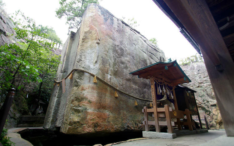 水面に浮く巨石「石の宝殿」に、震災を予言した「四口の神釜」...。「日本三奇」がある神社を訪ねる