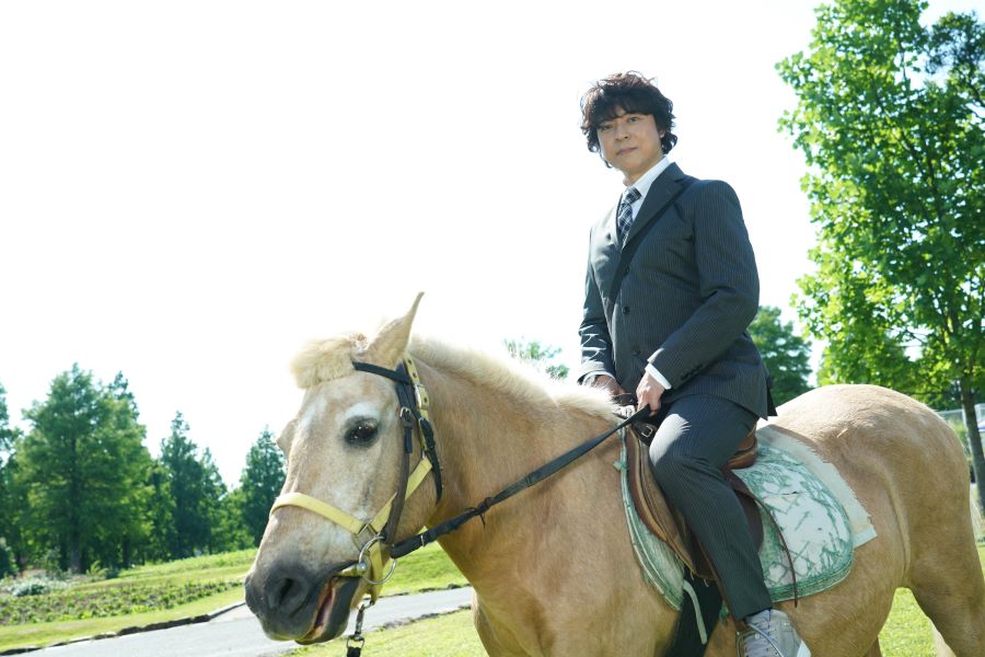 上川隆也、“糸村スタイル”で馬にまたがる！約10年ぶりの乗馬は「いくらでも乗っていたかった」