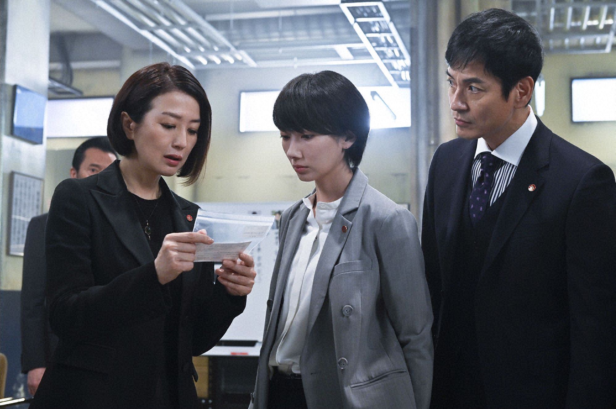 理沙（鈴木京香）は“新たな文字”に激しく反応。『未解決の女』Season2、放送開始