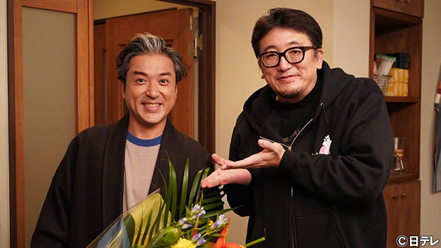 第6話を撮り終えて、福田監督から花束をもらうムロ監督