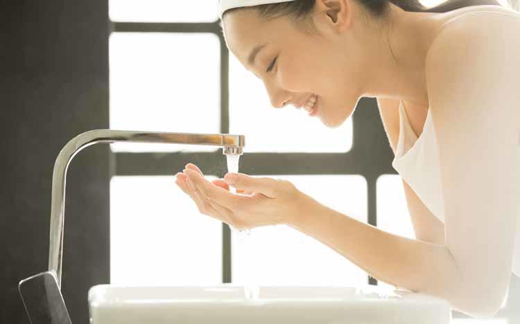 洗顔のすすぎは最低30回！　内側から輝く美肌になる「正しい洗顔＆基本のスキンケア」