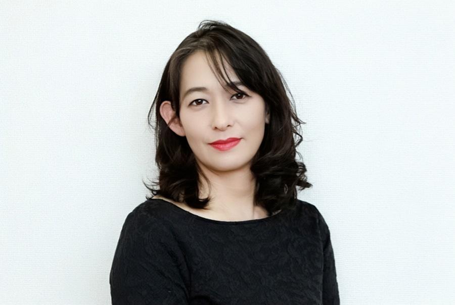 女優・片岡礼子、脳出血で倒れ“命の危機”を経験。彼女を救った夫の判断と、意識の変化