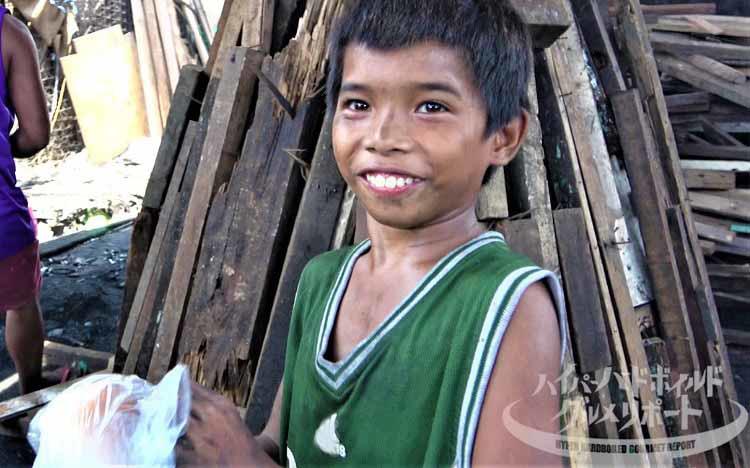 「逃げ出したくなる...」日給100円で働く14歳のフィリピン人...寿命が縮まる炭焼き汚染村飯