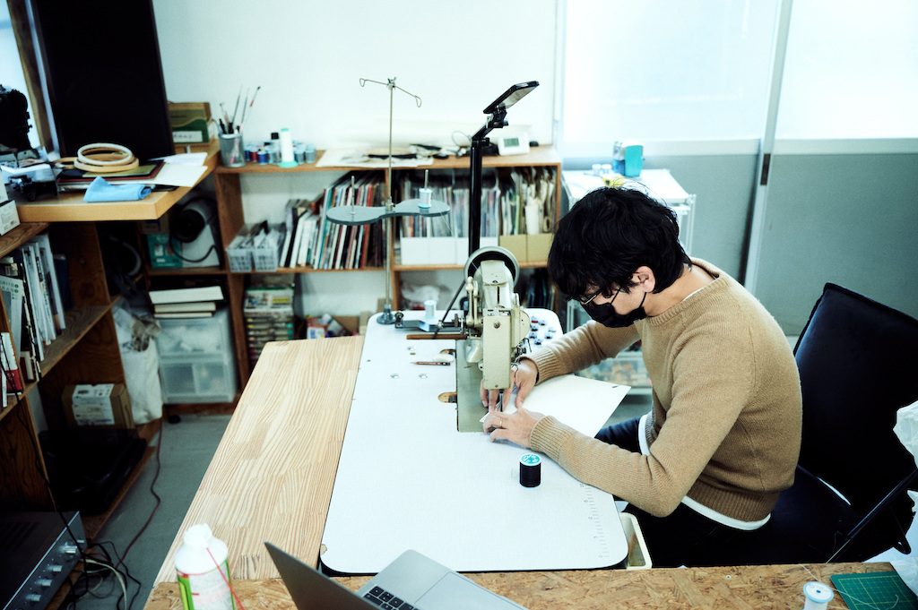 変わりゆく日常を“刺繍”で描き出すアーティスト、青山悟　ちいさなアート作品に込める手仕事のぬくもり