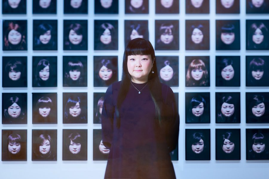 変幻自在に“顔”を変えるアーティスト、澤田知子がセルフポートレイト作品で問いかける”外見と内面の関係性”