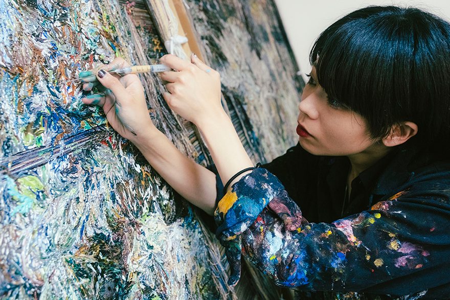 手にするのは絵筆ではなく注射器と彫刻刀　現代美術家・高山夏希が表現する“体感する”景色の正体