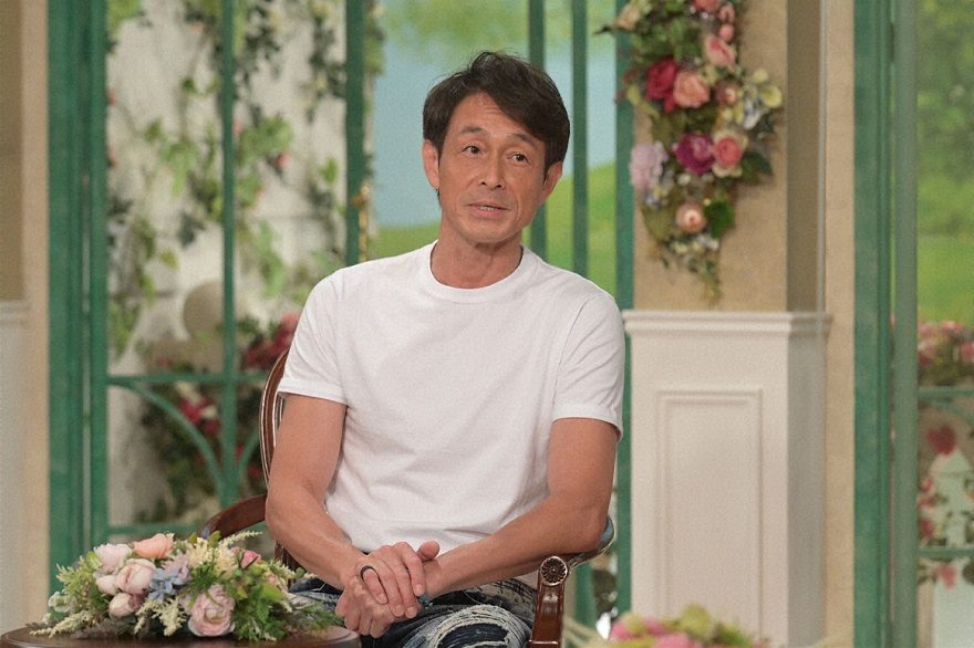 吉田栄作、52歳の今も白Tシャツ健在！芸能界を騒がせた20代での渡米、その真意を語る