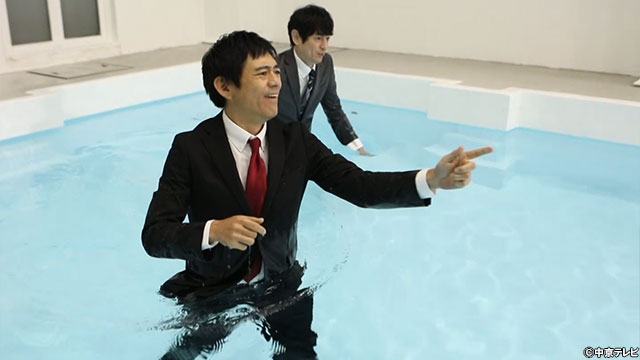 完全防水は可能!?博多華丸・大吉、防水スーツでプールに入水！