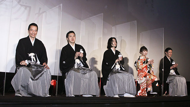 左から遠藤憲一、尾上松也、、菅田将暉、伊藤沙莉、筒井道隆