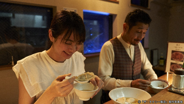 渋川清彦“孝太郎”、客の山下リオ“看護師”と餃子店で乾杯『ザ・タクシー飯店』