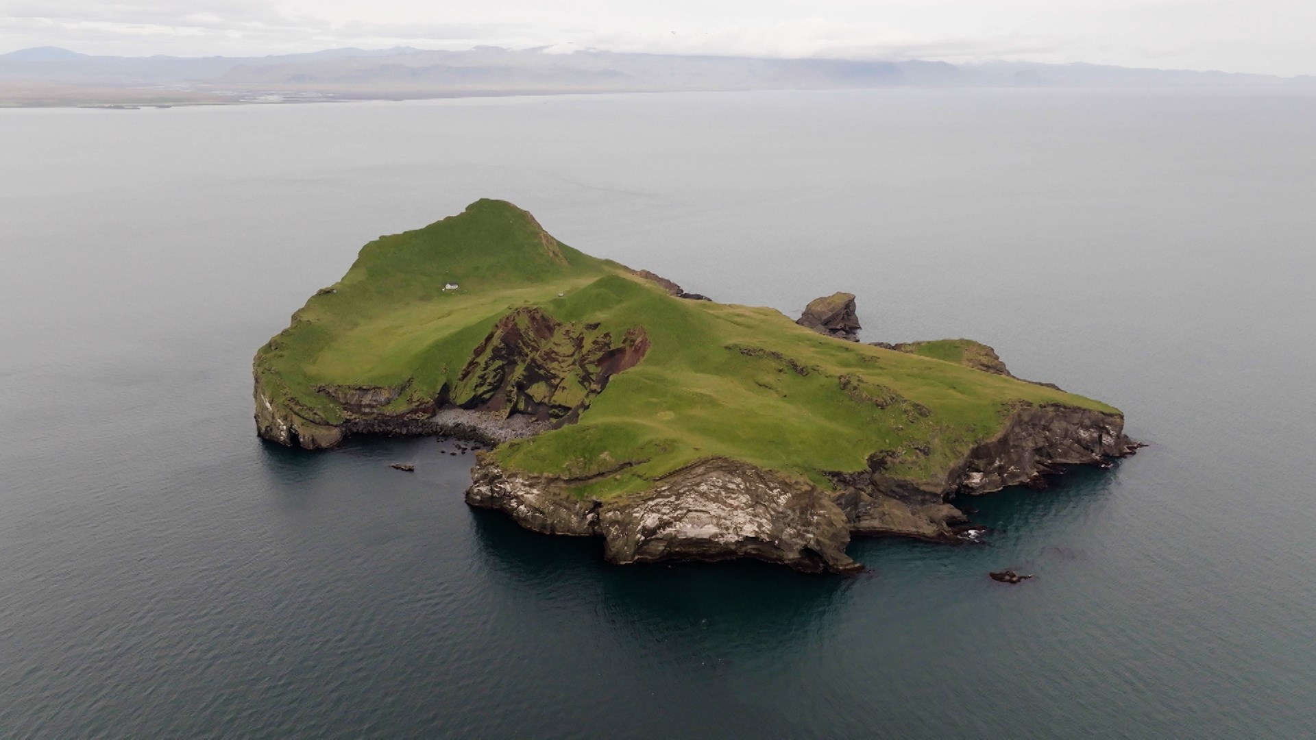 絶海の孤島にポツンと…アイスランドの『世界一孤独な家』を直撃！禁断の扉を開けて分かった“意外な真実”